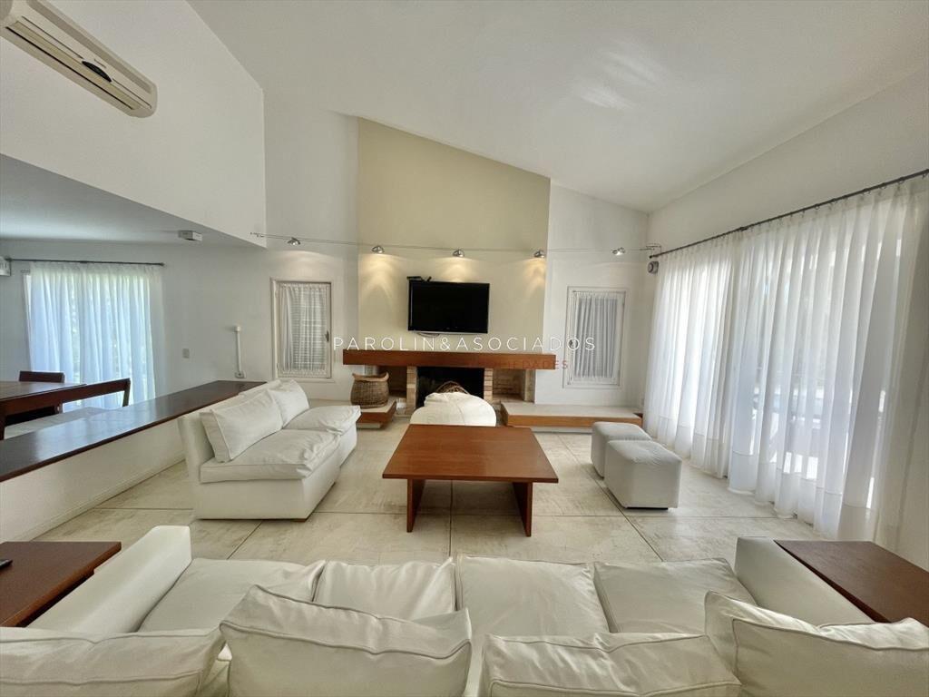 Hermosa casa en venta de 4 dormitorios en barrio