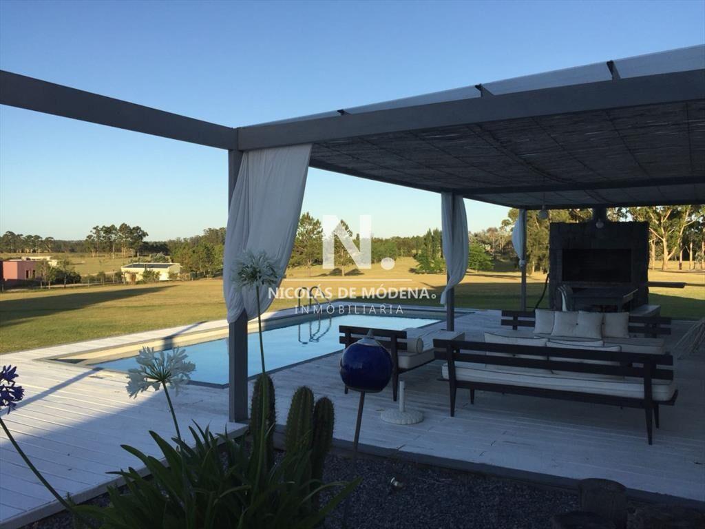 Casa en venta y alquiler de estilo minimalista dentro de Ba