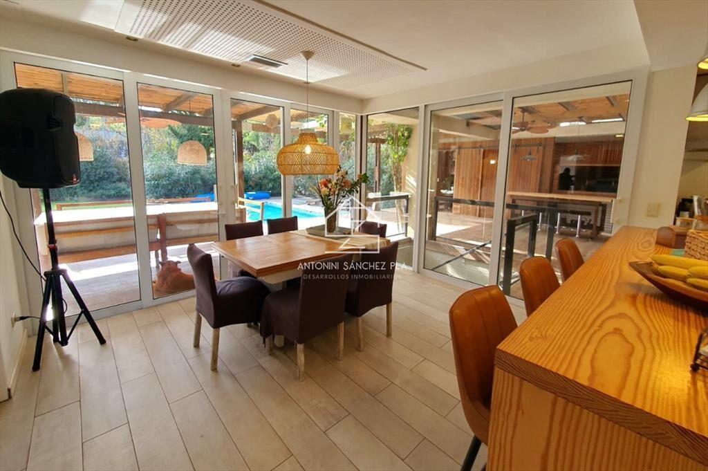 Casa de 5 dormitorios con piscina climatizada y