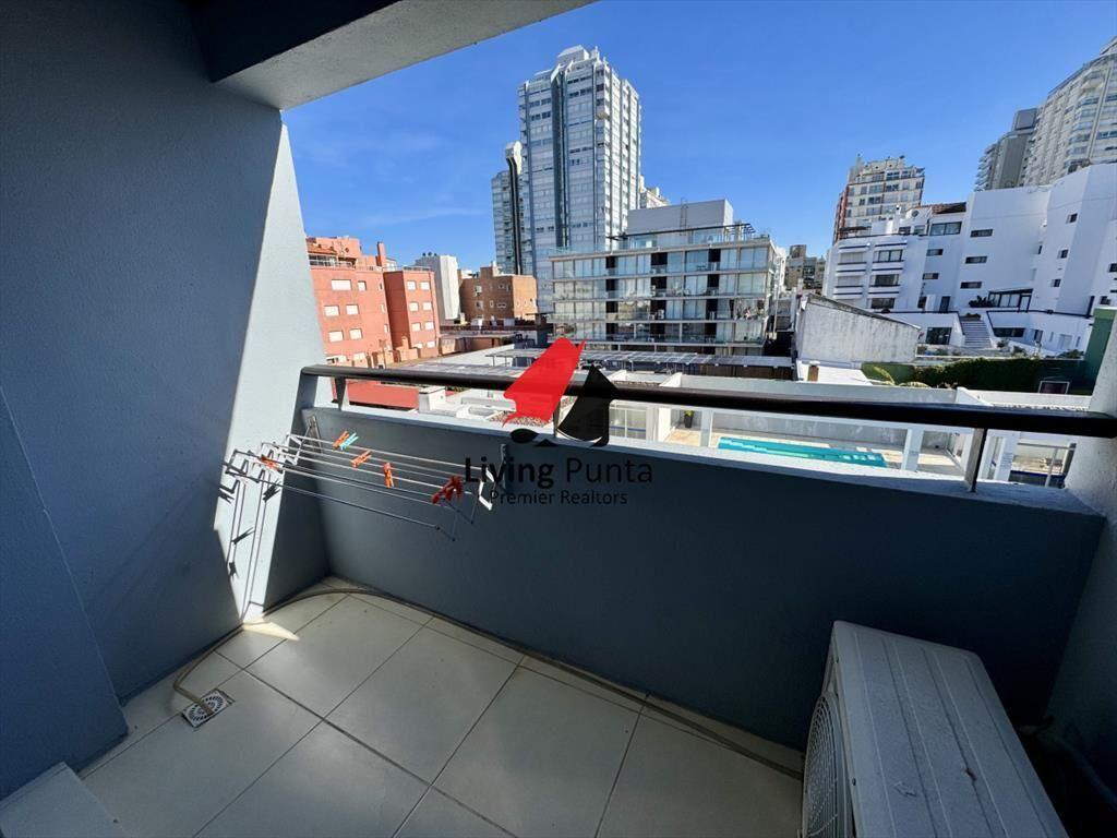 Apartamento en venta en peninsula con parrillero