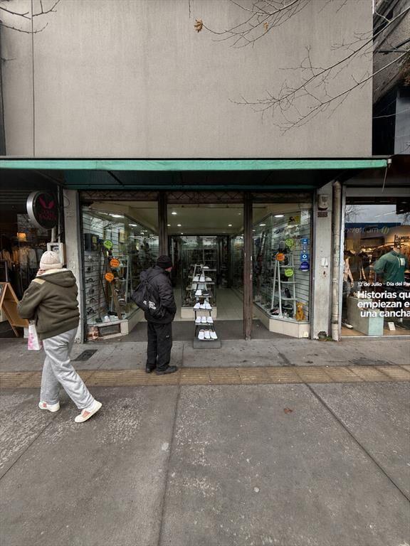 Venta local comercial · 370 m² · Esquina 8 de Octubre y Asi