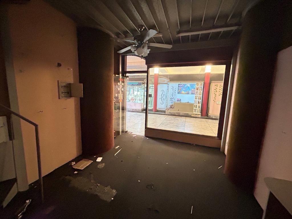 Alquiler - Local Comercial de 22 m2 en galería - 18 de Juli