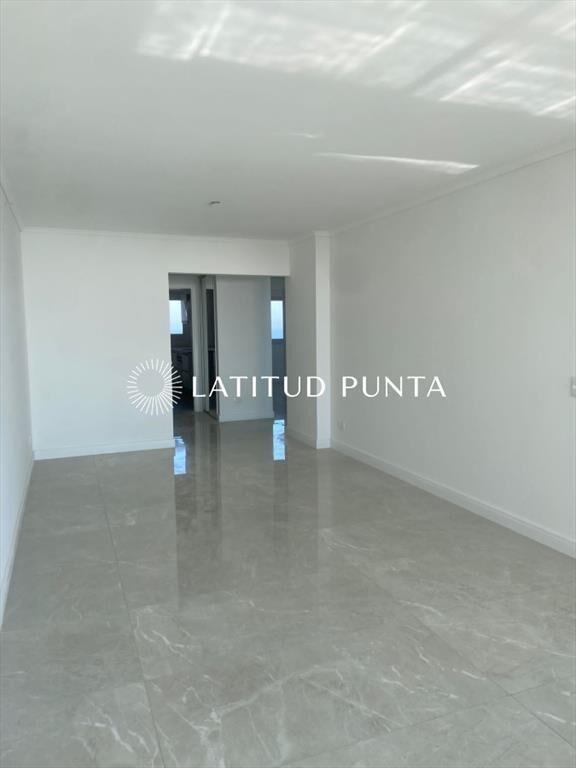 Piso alto en Mansa, 2 dormitorios y parrillero
