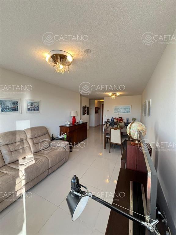 Apartamento de 2 dormitorios en Av. Roosevelt, ,