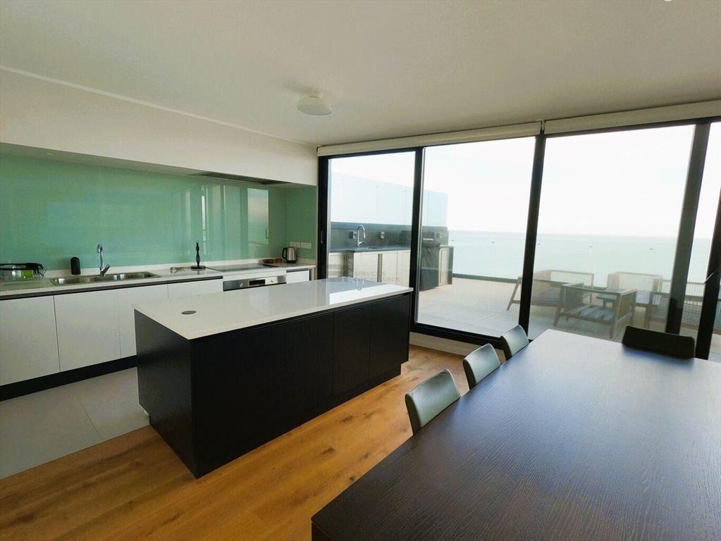 Venta penthouse dos dormitorios tres baños Malvin Frente Ra