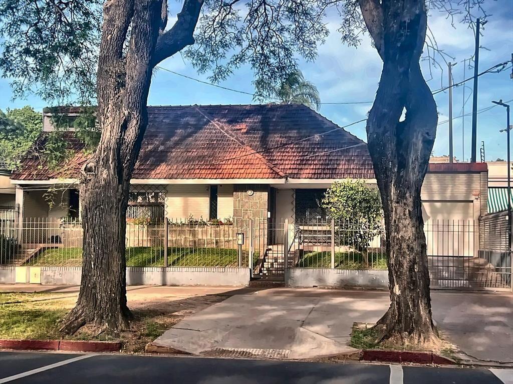 Venta Dos Casas más Apartamento en el Prado. Un solo padrón