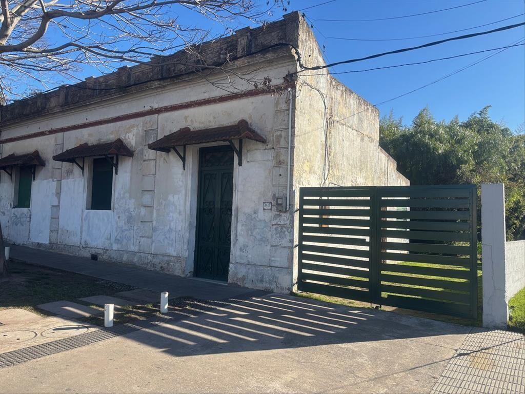 Venta de Casa en Colón, todo a reciclar, sobre Avda. Garzón.
