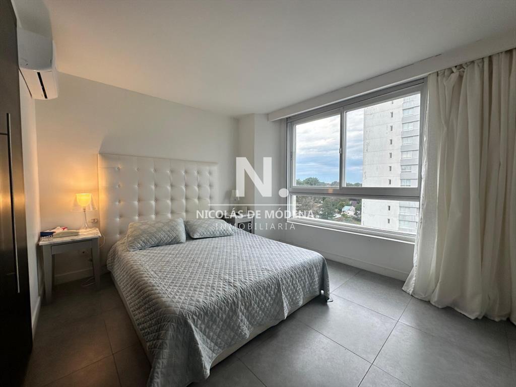 Vende apartamento de 2 dormitorios en Roosevelt Punta del E