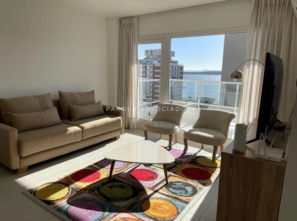 Vende apartamento de 2 dormitorios en Punta del