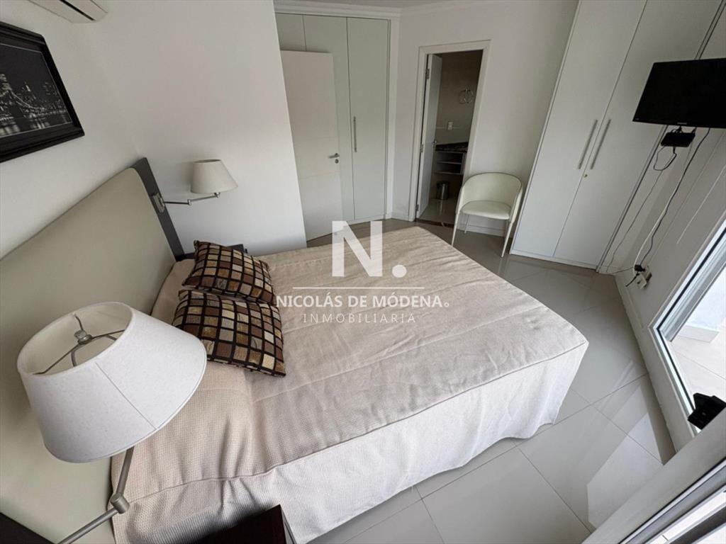 Apartamento de 3 dormitorios en Casino Tower, del