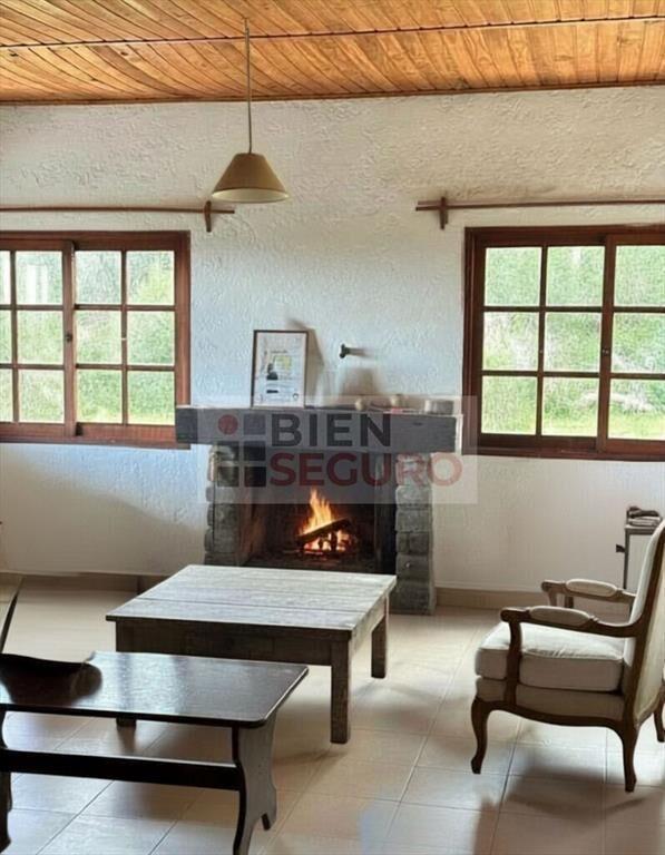Hermosa chacra con construcciones, monte nativo y cascada,