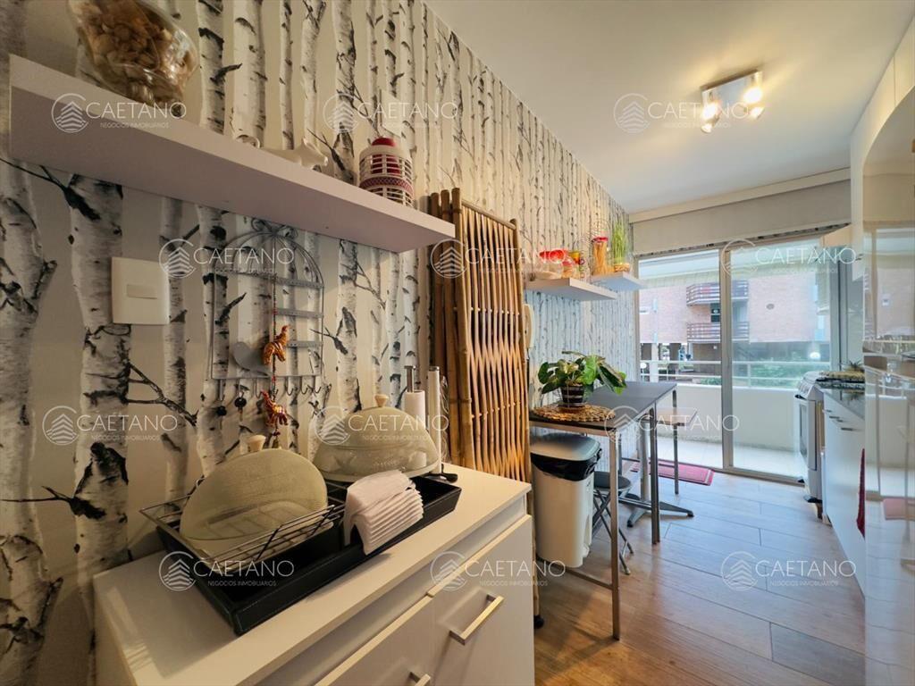 Venta apartamento de 2 dormitorios, con balcón. Playa mans