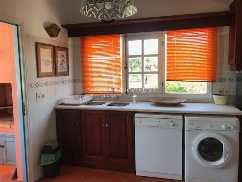VENTA DE CASA DE 3 DORMITORIOS EN MANANTIALES CON