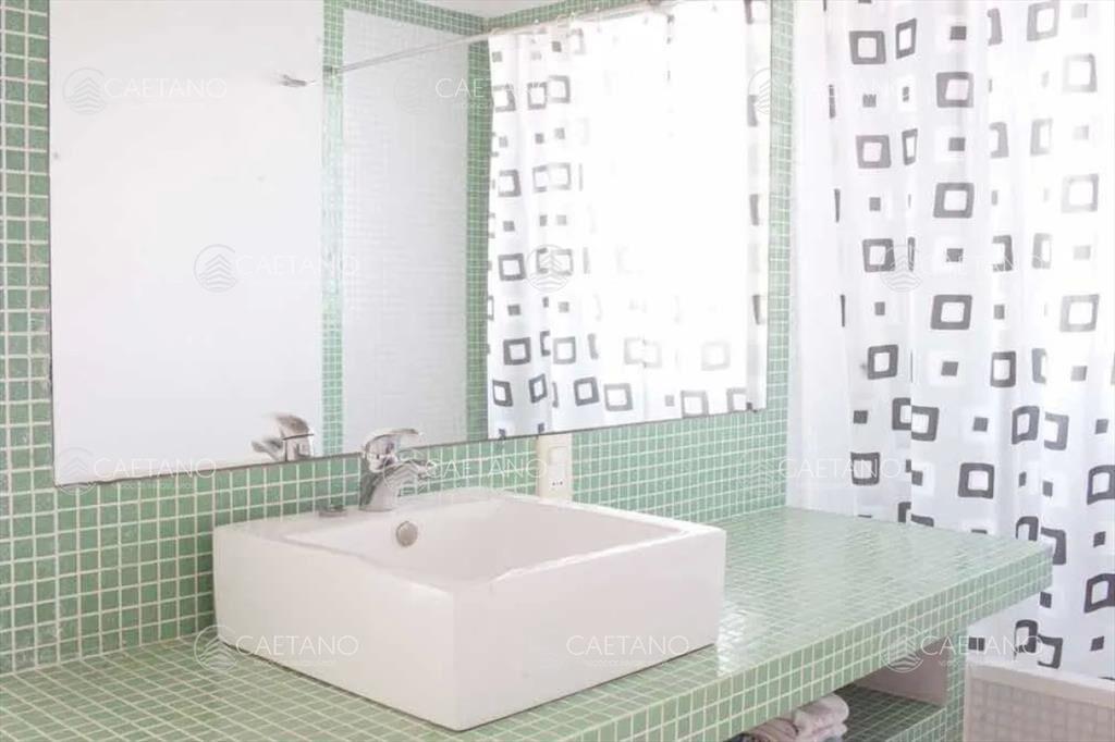 Hermosa casa amarilla de dos plantas con piscina!