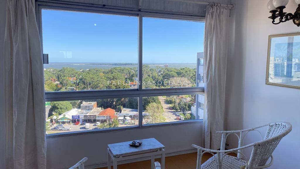 Apartamento sobre Av Roosevelt de 2 dormitorios en Venta