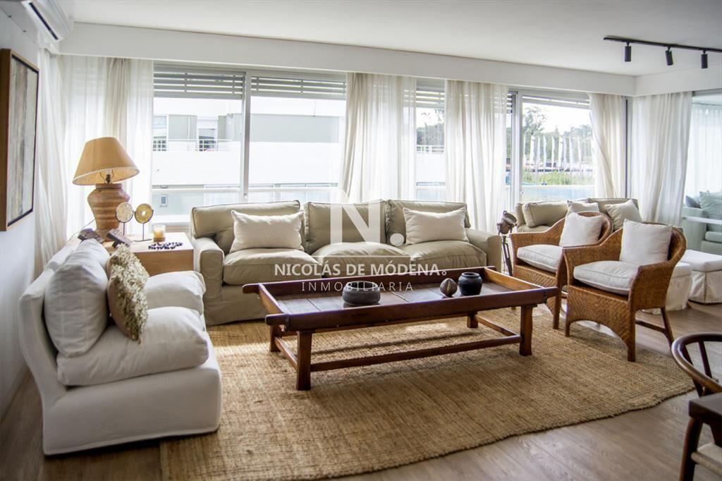 Vende apartamento de 3 dormitorios en Tiburon ,