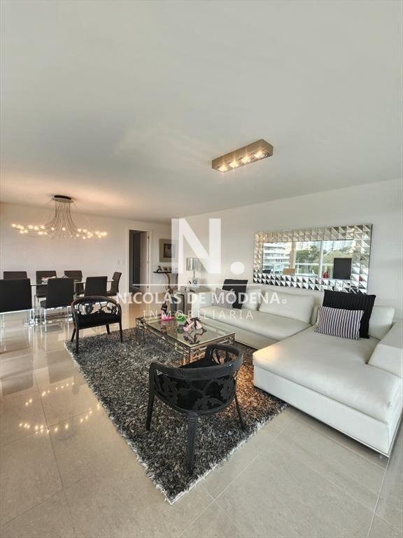Departamento de 3 dormitorios + depndencia en venta en Torr