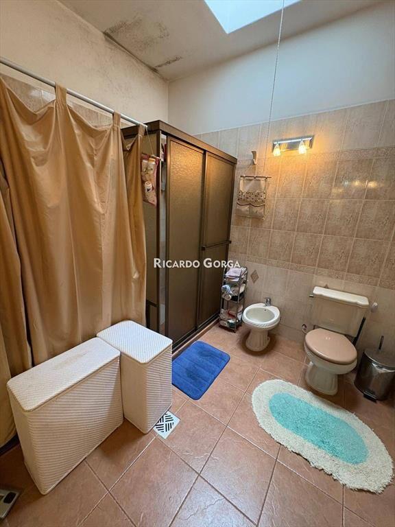 Casa de dos plantas en Venta de 5 Dormitorios, Fondo Bbc...