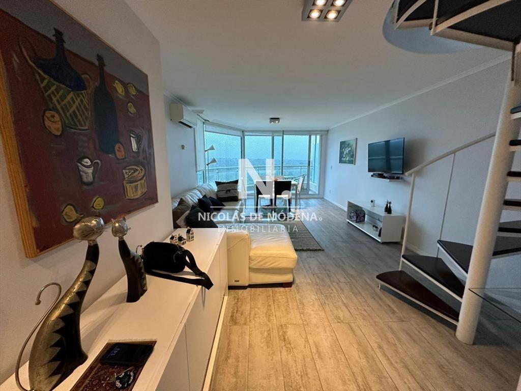 Penthouse de 3 dormitorios en venta a metros de