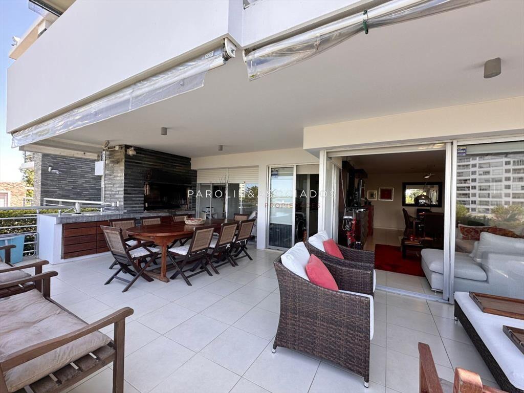 Apartamento en venta de 3 dormitorios con propio
