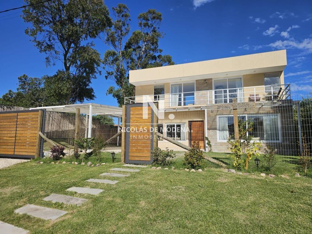 Vende casa de 4 dormitorios en Barrio Marly, del