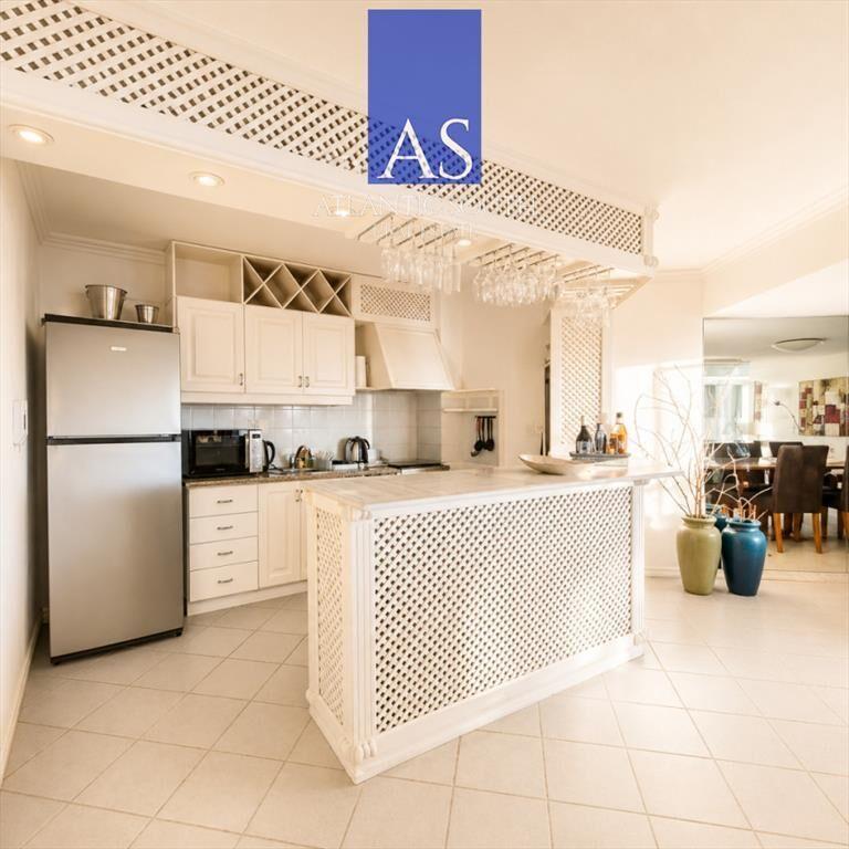 Apartamento de 3 Dormitorios con Vista Parcial al
