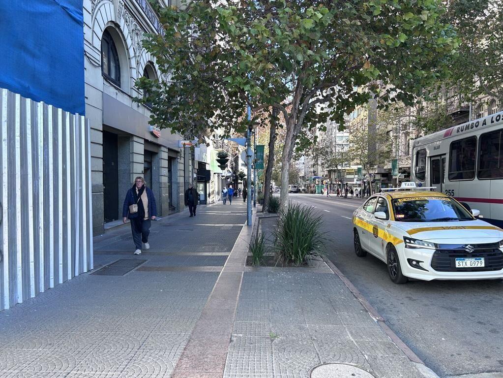 Alquiler local comercial sobre Av 18 de Julio