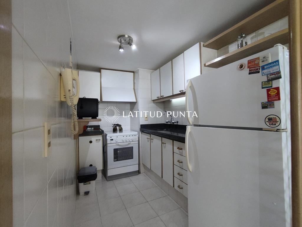 Apartamento de un dormitorio y medio, Pintos