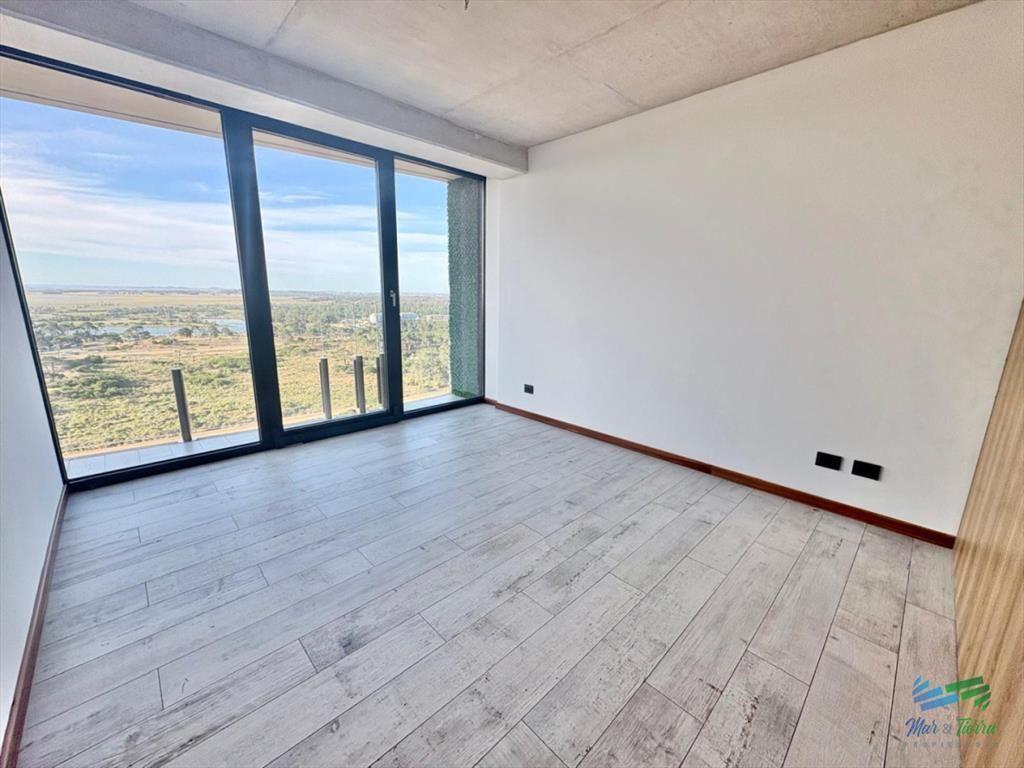 Oportunidad en Surfside - Piso alto   1 +