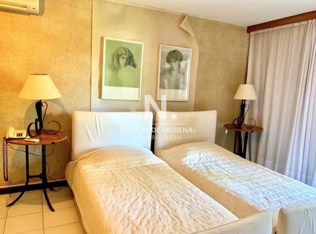 Chalet de 3 suites + dependencia en venta, Zona
