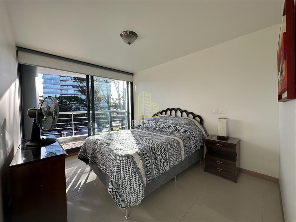 Venta de apartamento de dos dormitorios a media