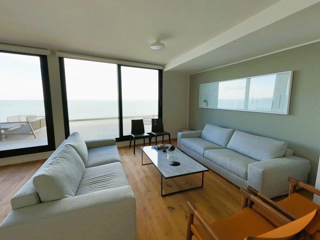 Venta penthouse dos dormitorios tres baños Malvin Frente Ra