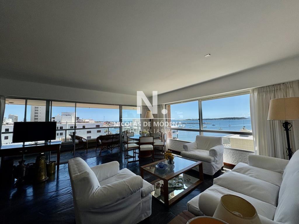 En venta apartamento de 4 dormitorios con vista