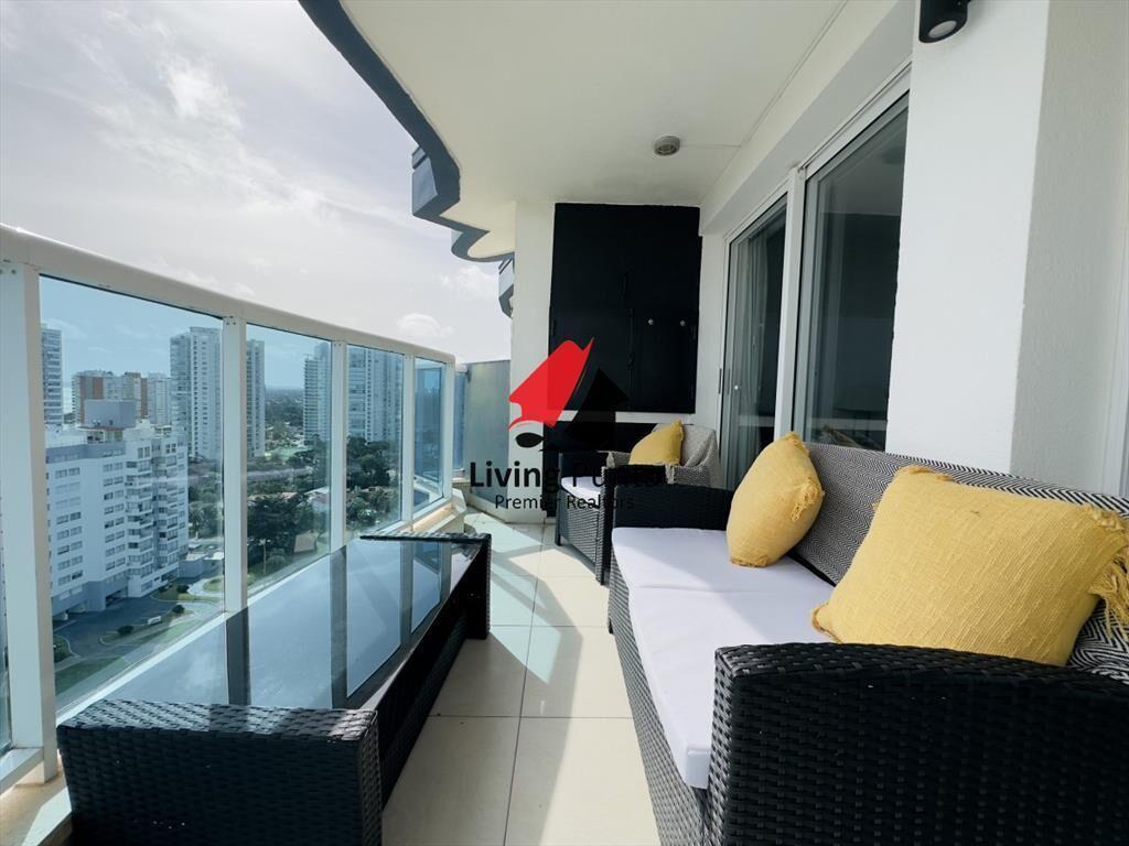 Venta de apartamento de 2 dormitorios Playa mansa con parri