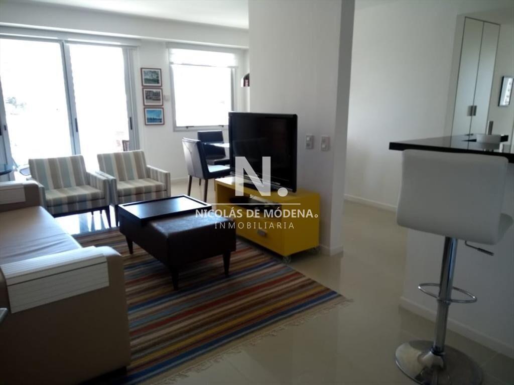 Vende apartamento de 2 dormitorios y medio, Punta