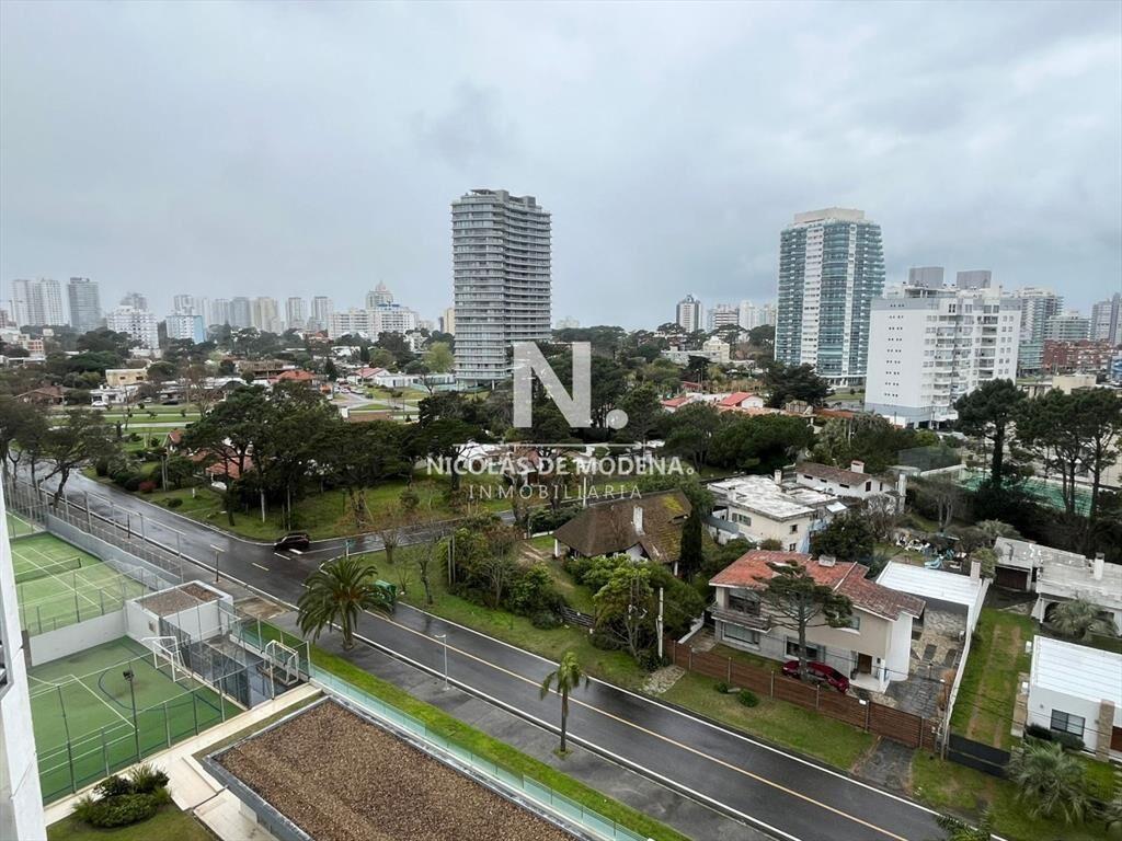 Departamento en venta en torre moderna, a pasos del mar.