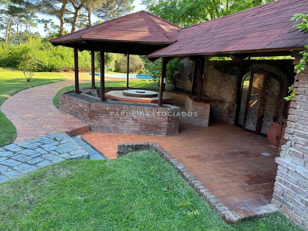 Casa en venta de 4 dormitorios en Golf, Punta del Este.