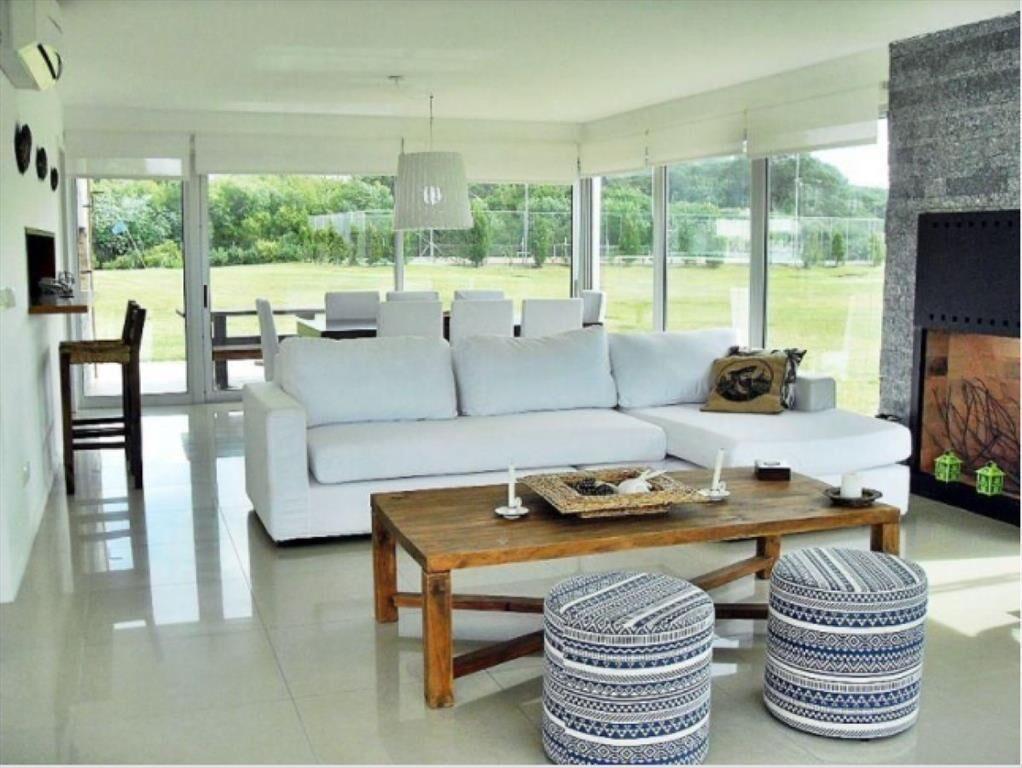 VENTA DE CASA DE 3 DORMITORIOS EN BARRIO CERRADO SILENTE