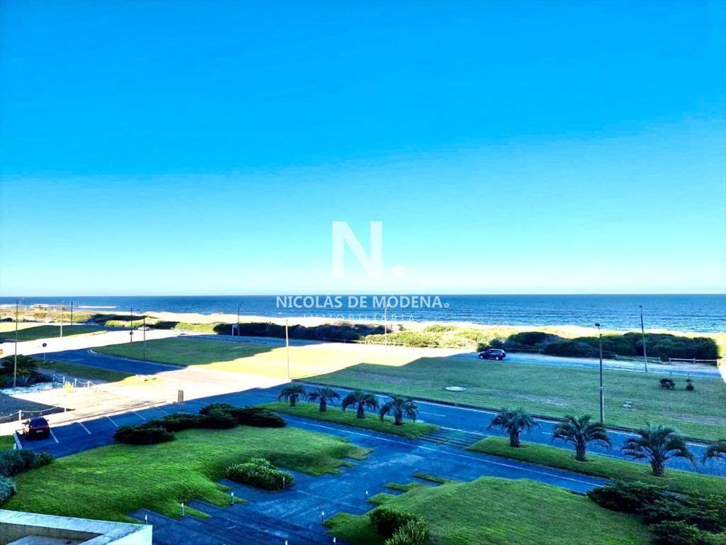 Apartamento en Torre Lobos frente a Playa Brava,