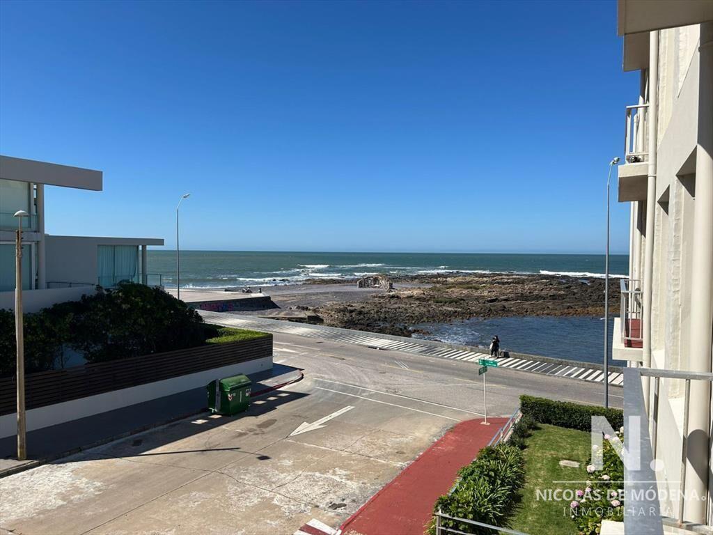 En la Península departamento de 2 dormitorios con vista al