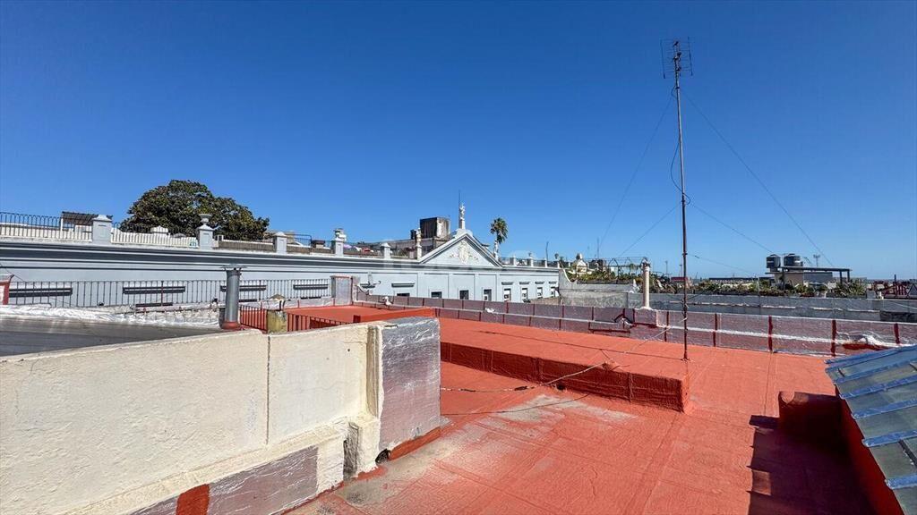 Venta con Renta de Local Comercial y 2 Apartamentos en Ciud