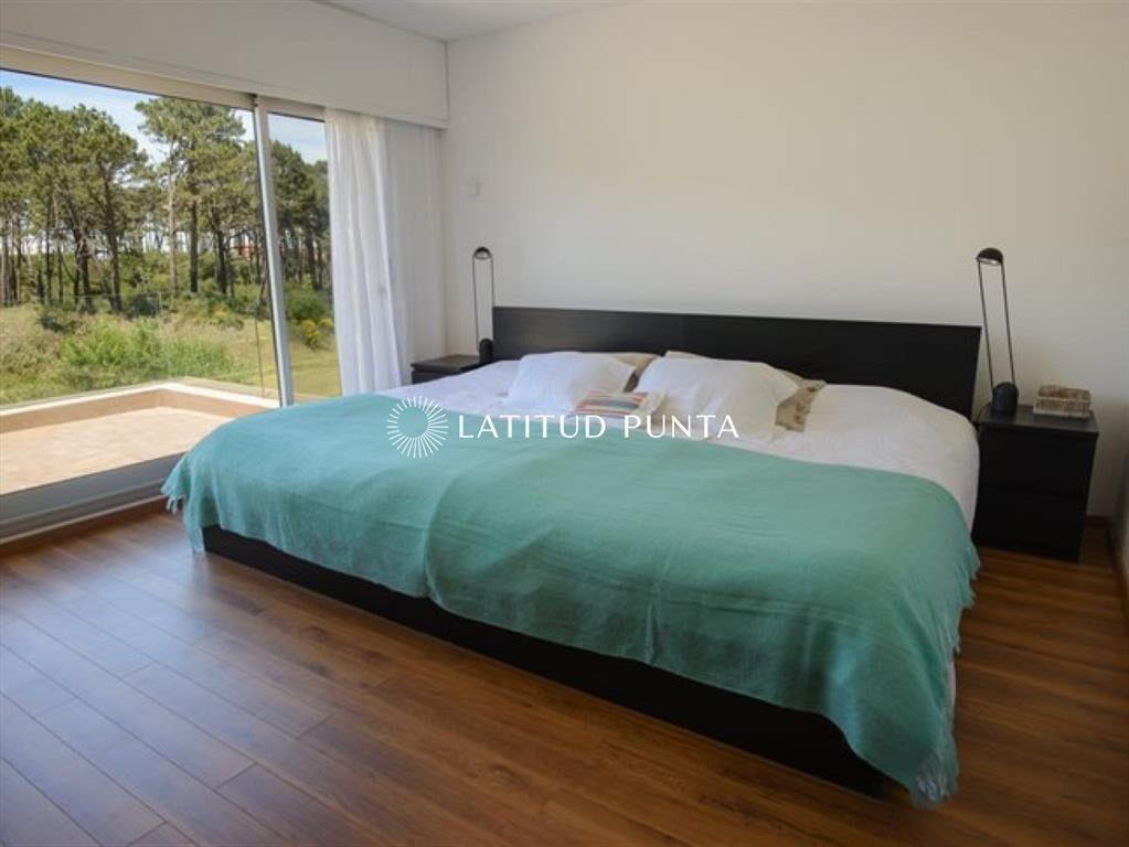 Rincon del Indio, moderna casa en barrio cerrado