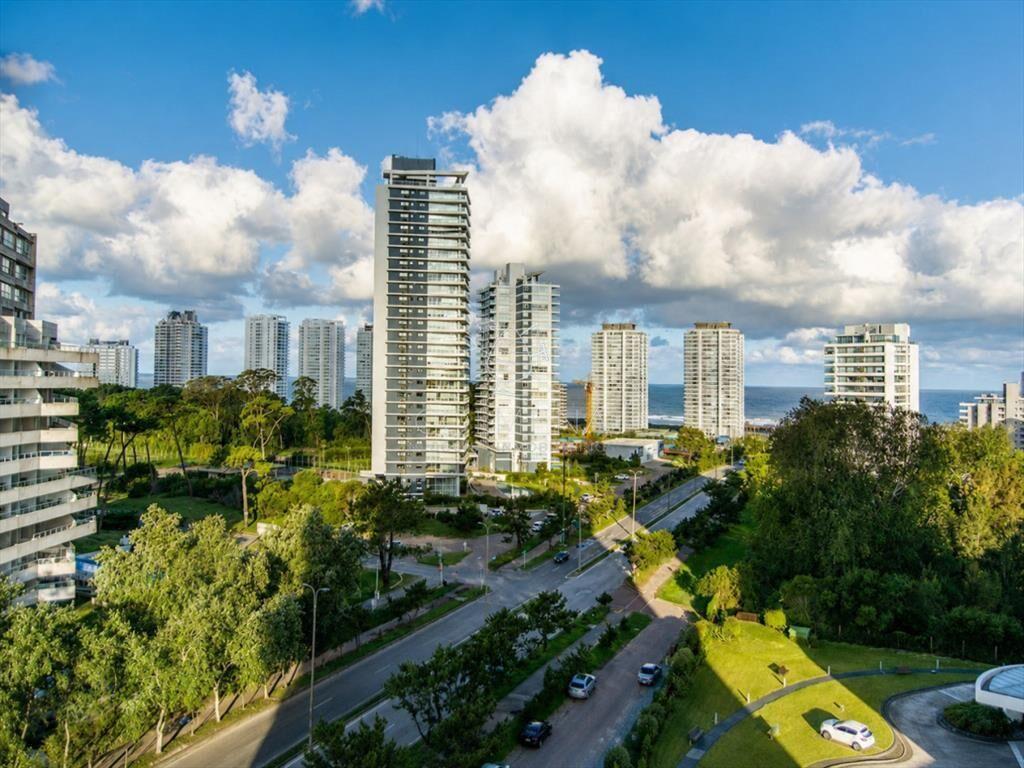 Alquila apartamento de 3 dormitorios en Punta del