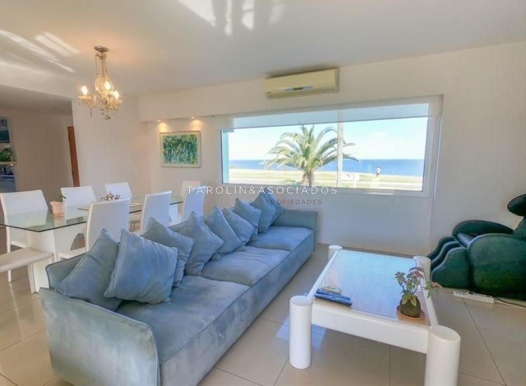 Hermosa casa en venta de 4 dormitorios frente al