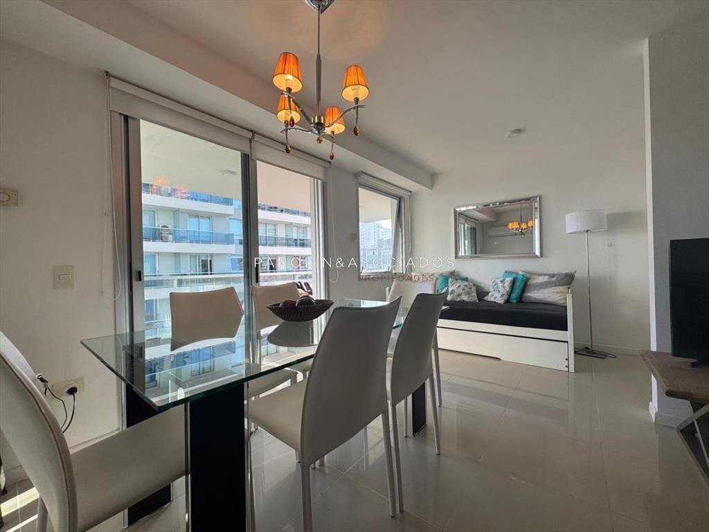 Hermoso apartamento de dos dormitorios a dos de