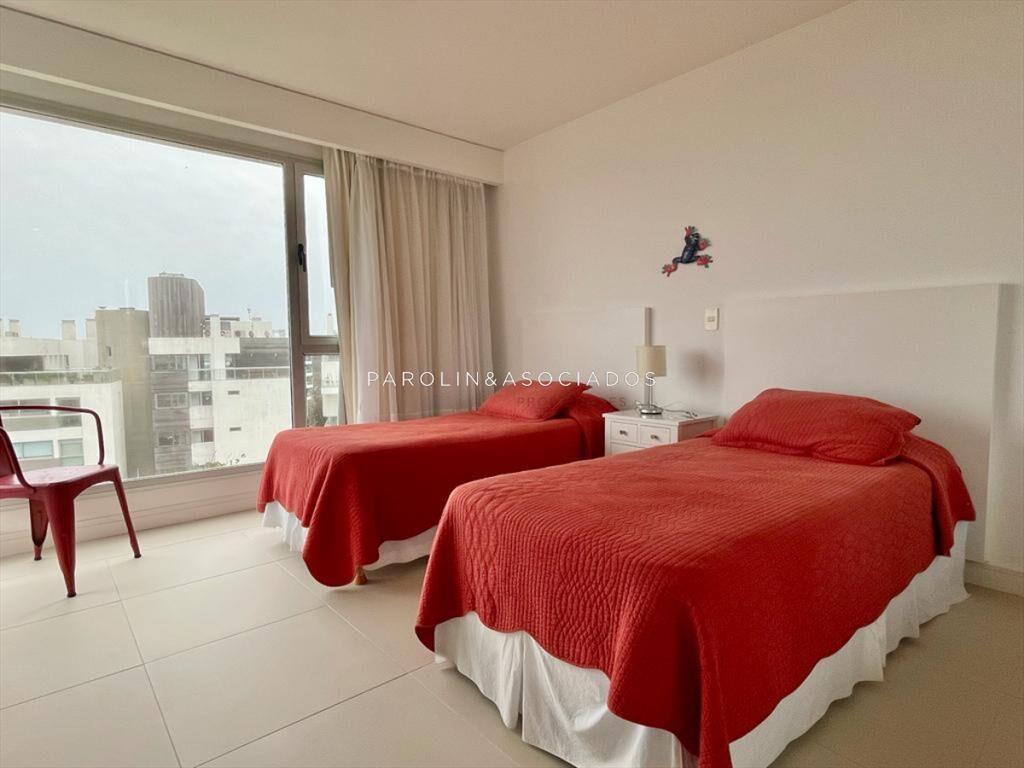 Apartamento 3 suites y dependencia en playa brava