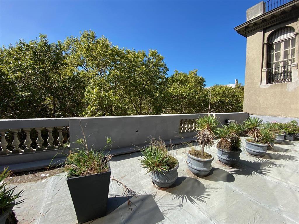 Alquiler - Oficina con vista a Plaza Matríz, 184 m2 con 42 d