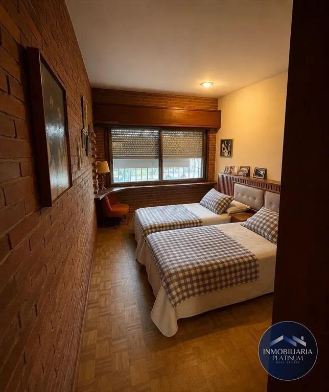 Casa en venta c/ cochera y amplio terreno en Parque Batlle