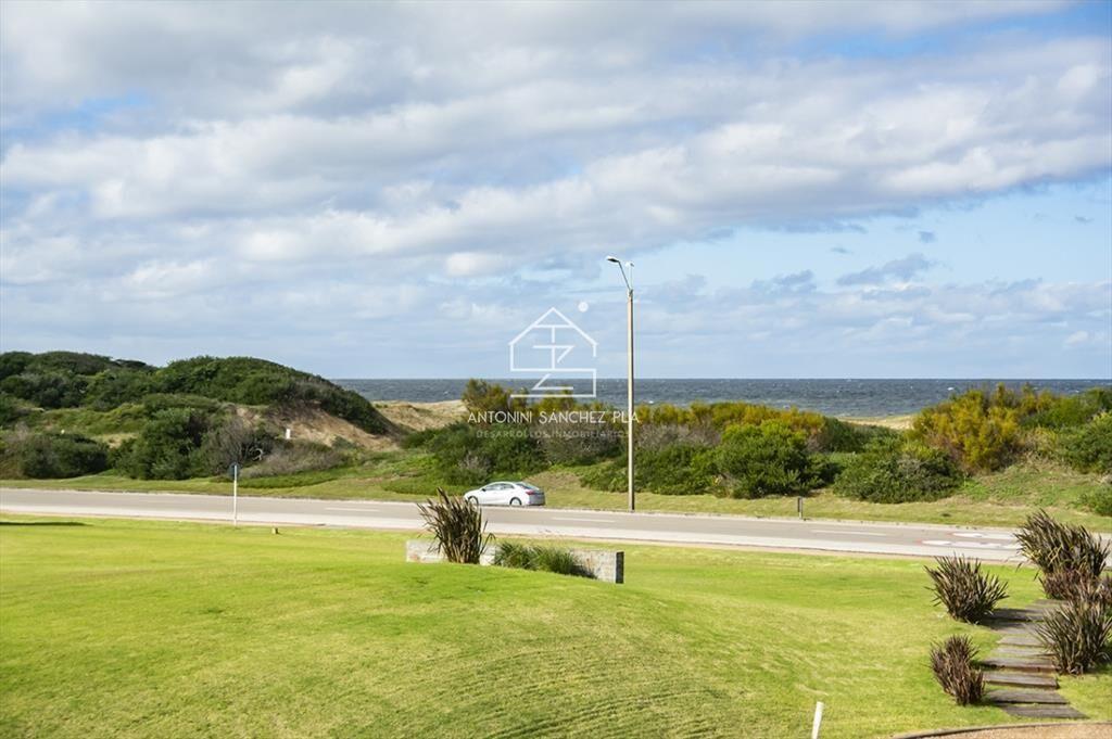 Vende espectacular apartamento en Brava de 3 dormitorios.