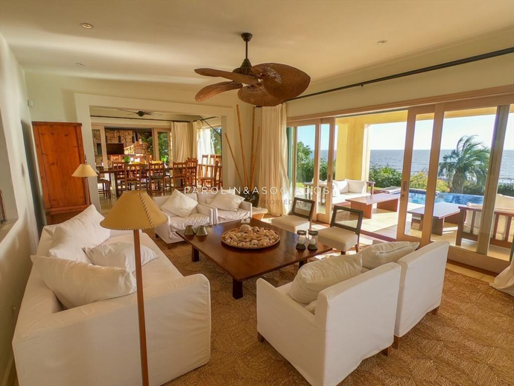 Espectacular casa en Punta Ballena sobre el mar